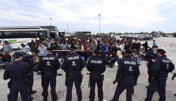 L’Ue promette: accoglieremo 100mila migranti .Scontro coi Paesi balcanici al vertice di Bruxelles